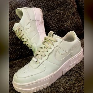 Womens nike air force 1 mint color size 10